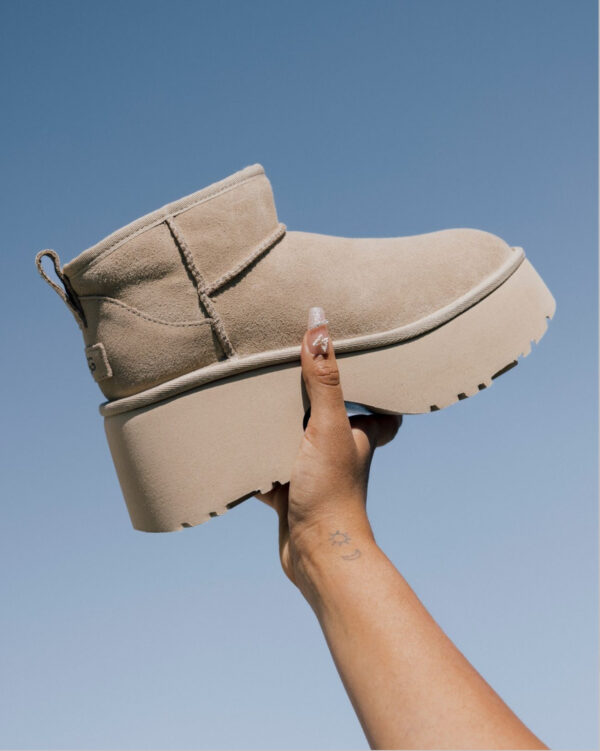 ⁦UGG Women’s Classic Ultra Mini New Heights Mustard Seed⁩ – תמונה ⁦7⁩